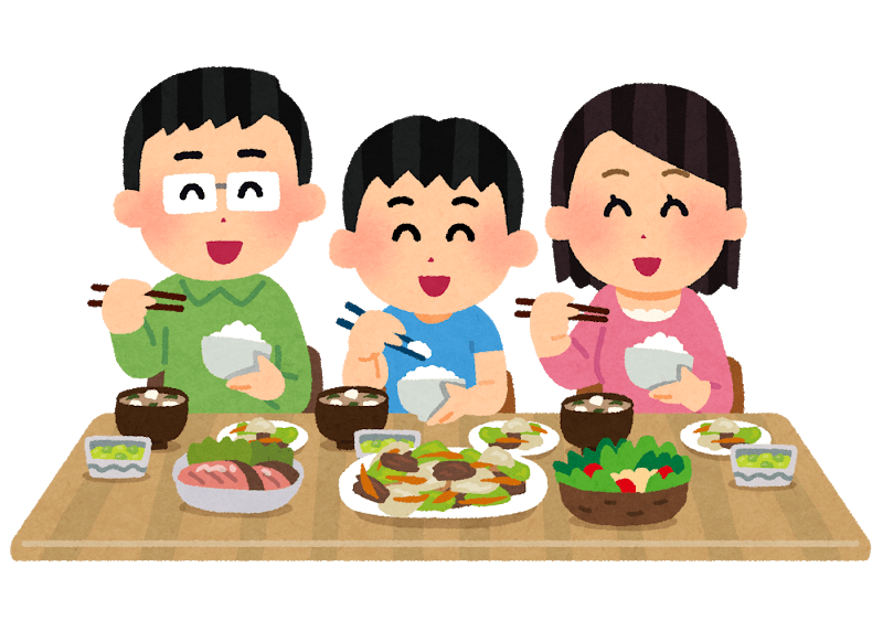 Familia japonesa comiendo juntos.